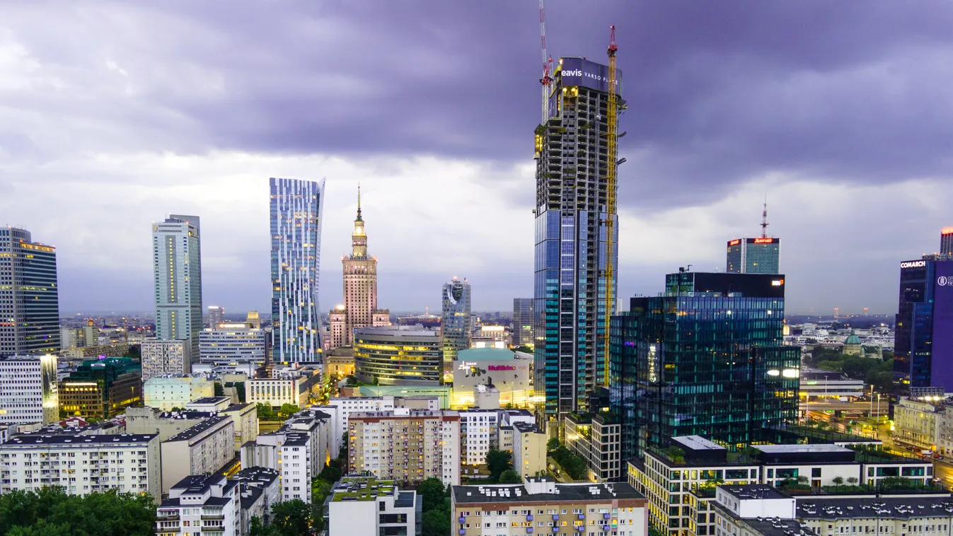1 eu legmagasabb épülete Varsóban lesz. igy megelőzi a frankfurti Commerzbank tornyot.  Daily Lie In Warsaw aerial clouds drone dusk economuy poland spring urban warsaw weather Horizontal ARCHITECTURE CITY GLOBAL  UAV 