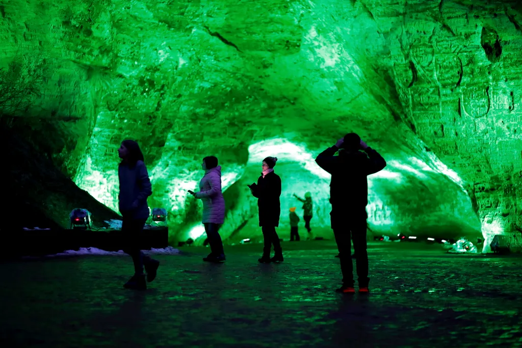 Zöld fénnyel világítják meg Szent Patrik napja alkalmából a Gutman barlang belsejét a lettországi Siguldában 