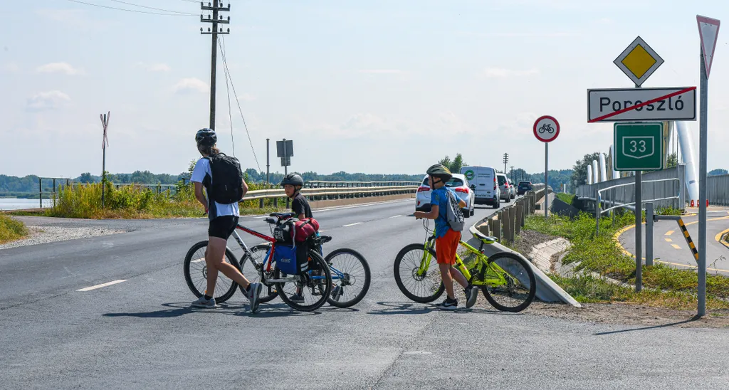 bicikli bukósisak életkép ÉVSZAK FOTÓ FOTÓTÉMA gyermek kerékpár kerékpáros KÖZLEKEDÉSI ESZKÖZ KÖZLEKEDÉSI LÉTESÍTMÉNY KRESZ-tábla nyár ÖLTÖZÉK KIEGÉSZÍTŐ SPORT sportol SZEMÉLY TÁJ táska turista út 