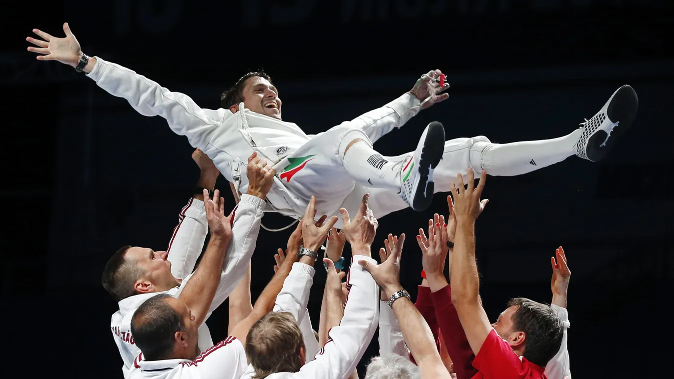 Imre Géza boldog dobál FOTÓ FOTÓTÉMA győztes Közéleti személyiség foglalkozása levegőben örül sportoló SZEMÉLY ünnepel 