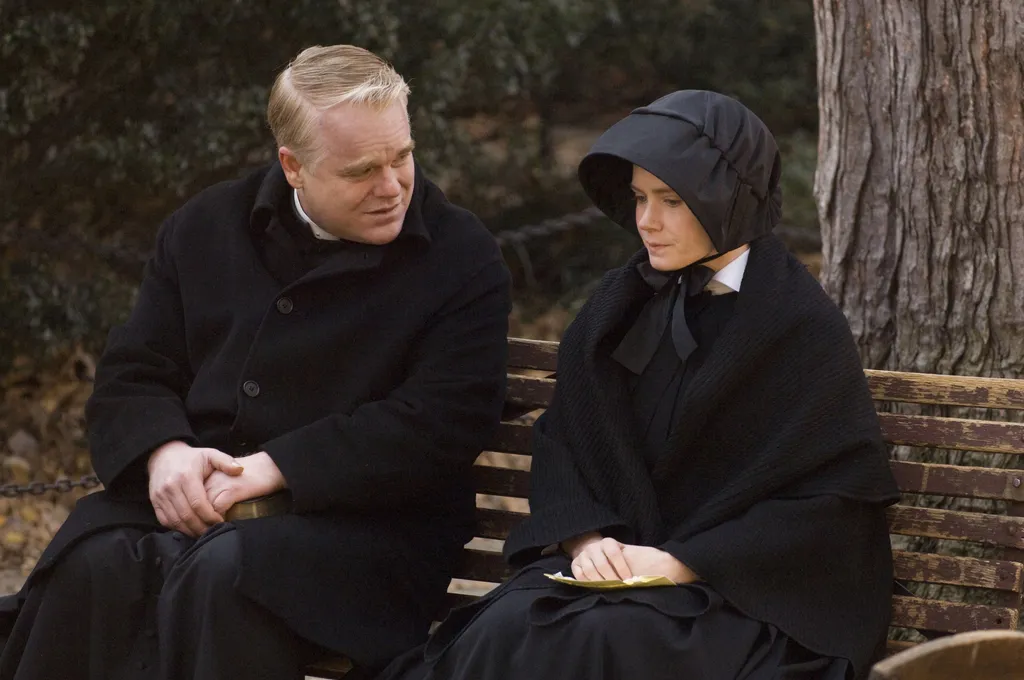 Doubt Cinema USA WOMAN MAN NUN PRIEST CATHOLIC bench HORIZONTAL Philip Seymour Hoffman Amy Adams 