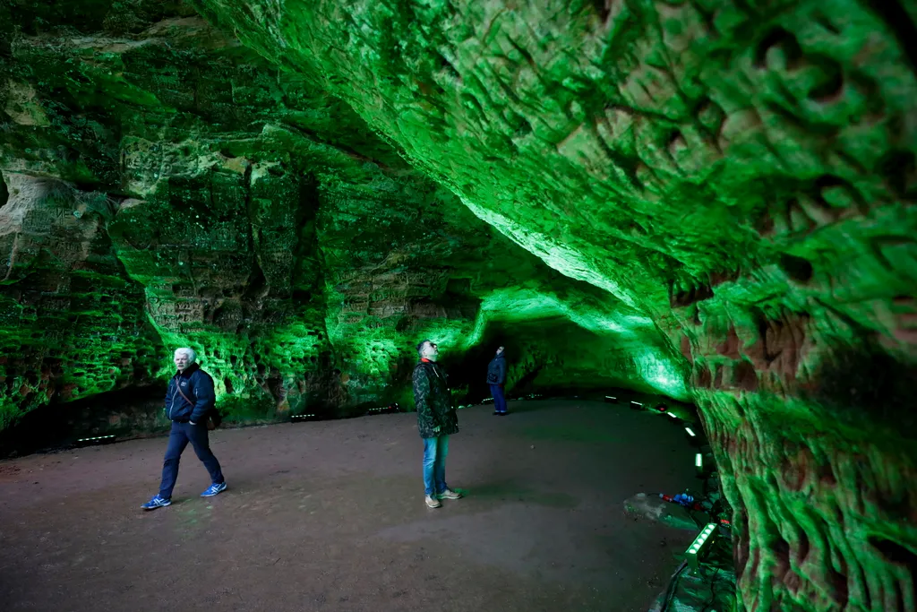 Zöld fénnyel világítják meg Szent Patrik napja alkalmából a Gutman barlang belsejét a lettországi Siguldában 