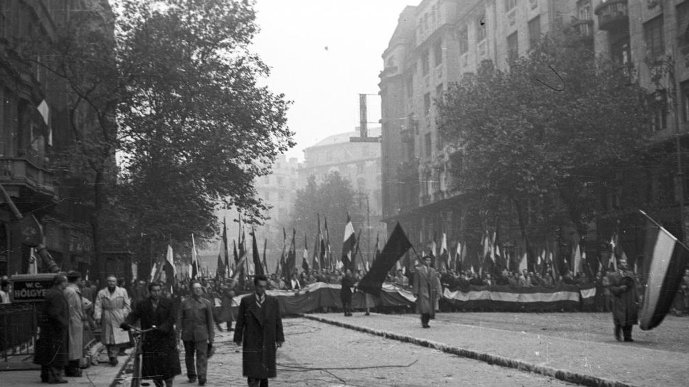 1956 címlap zászlós tüntetés 
