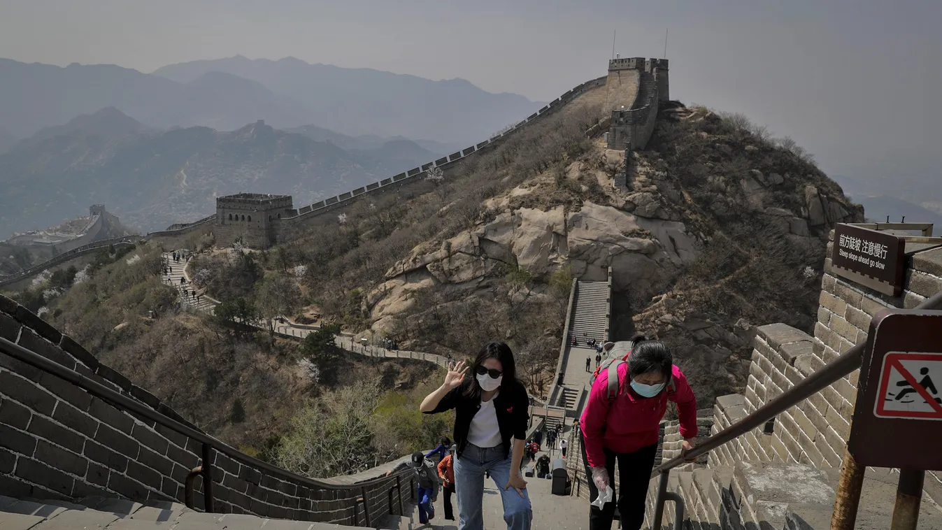 Peking, 2020. április 14.
Védőmaszkot viselő turisták sétálnak a kínai nagy fal Badaling nevű szakaszán Pekingben 2020. április 14-én, miután a koronavírus-fertőzöttek számának csökkenése miatt a kínai kormány enyhítette a kijárási korlátozásokat.
MTI/AP/