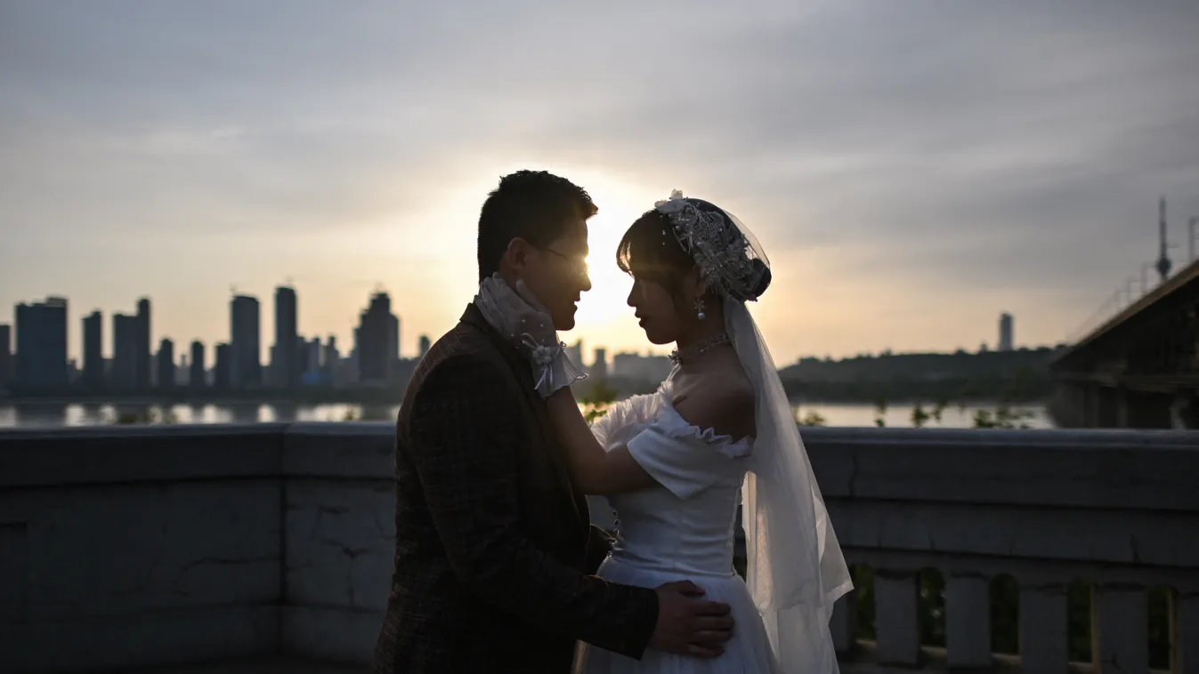 Horizontal CORONAVIRUS COVID-19 EPIDEMIC PANDEMIE COUPLE SUN WEDDING WEDDING DRESS 