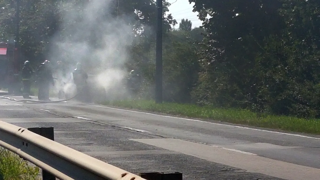 Kigyulladt egy autó a gyorsforgalmi mellett a 4-es úton, A reptér közelében. Tűzoltók oltják a lángokat. Rendőrök állították meg a forgalmat.
2016.08.05. 