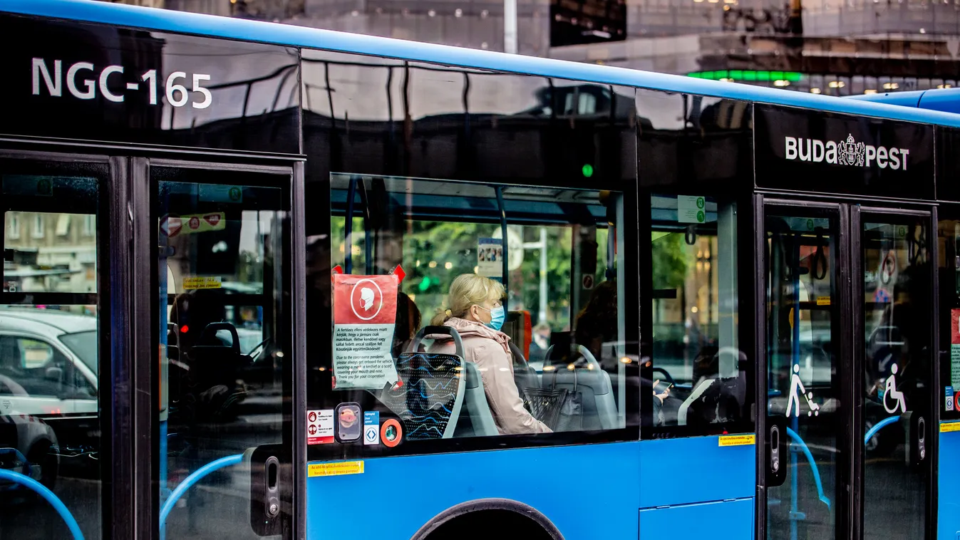 koronavírus, korona, járvány, vírus, esős idő, időjárás, tömegközlekedés, maszk, járókelő, busz, BKK 