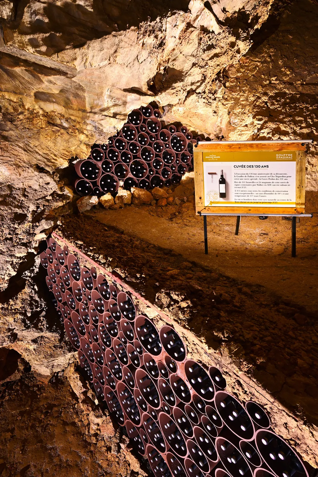 Egyedülálló természeti csoda a 103 méter mély francia Ördöglyuk, amely egy csodálatos barlangrendszerbe vezet, galéria, 2023 