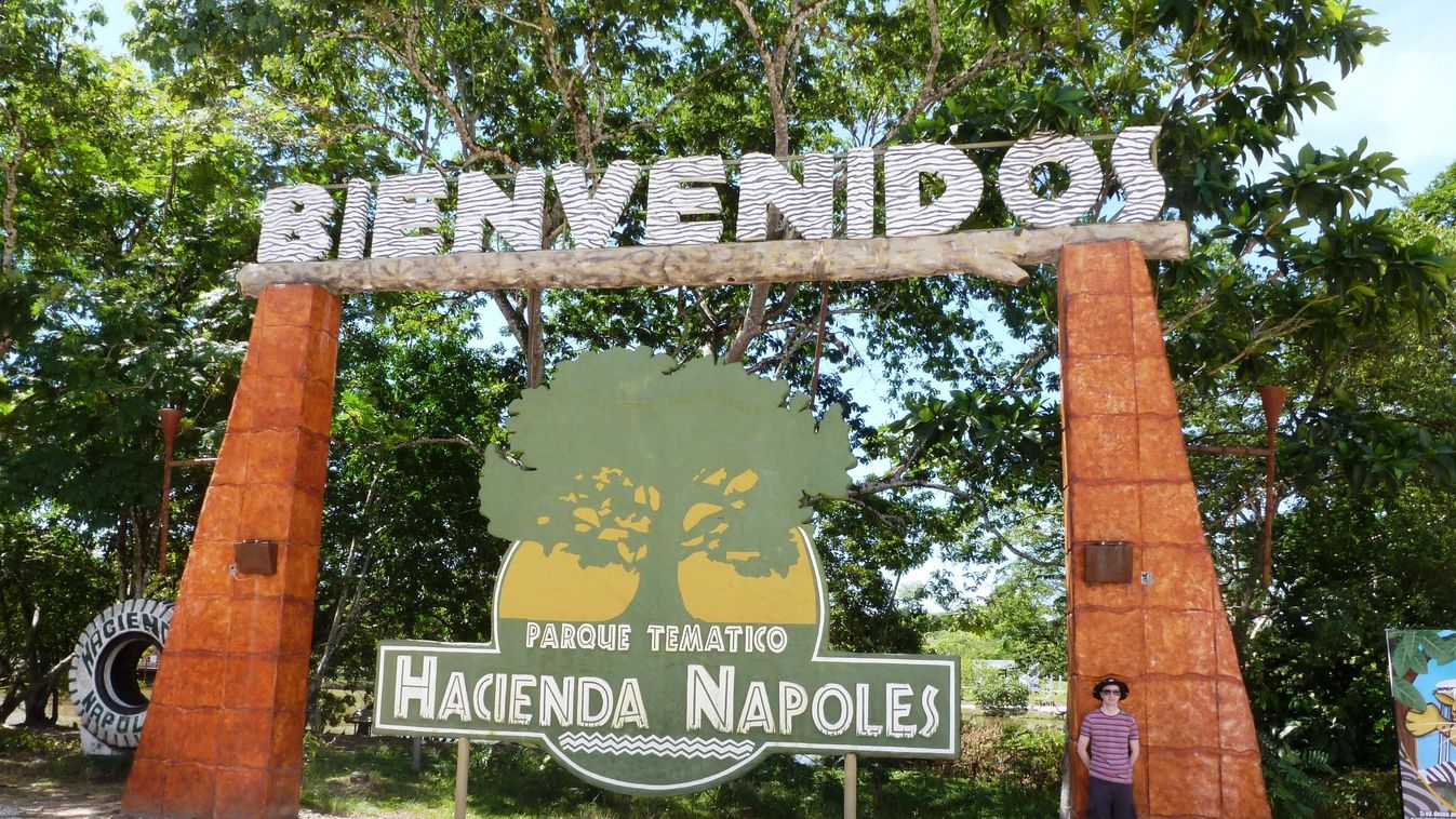 Pablo Escobar, Hacienda Napoles 