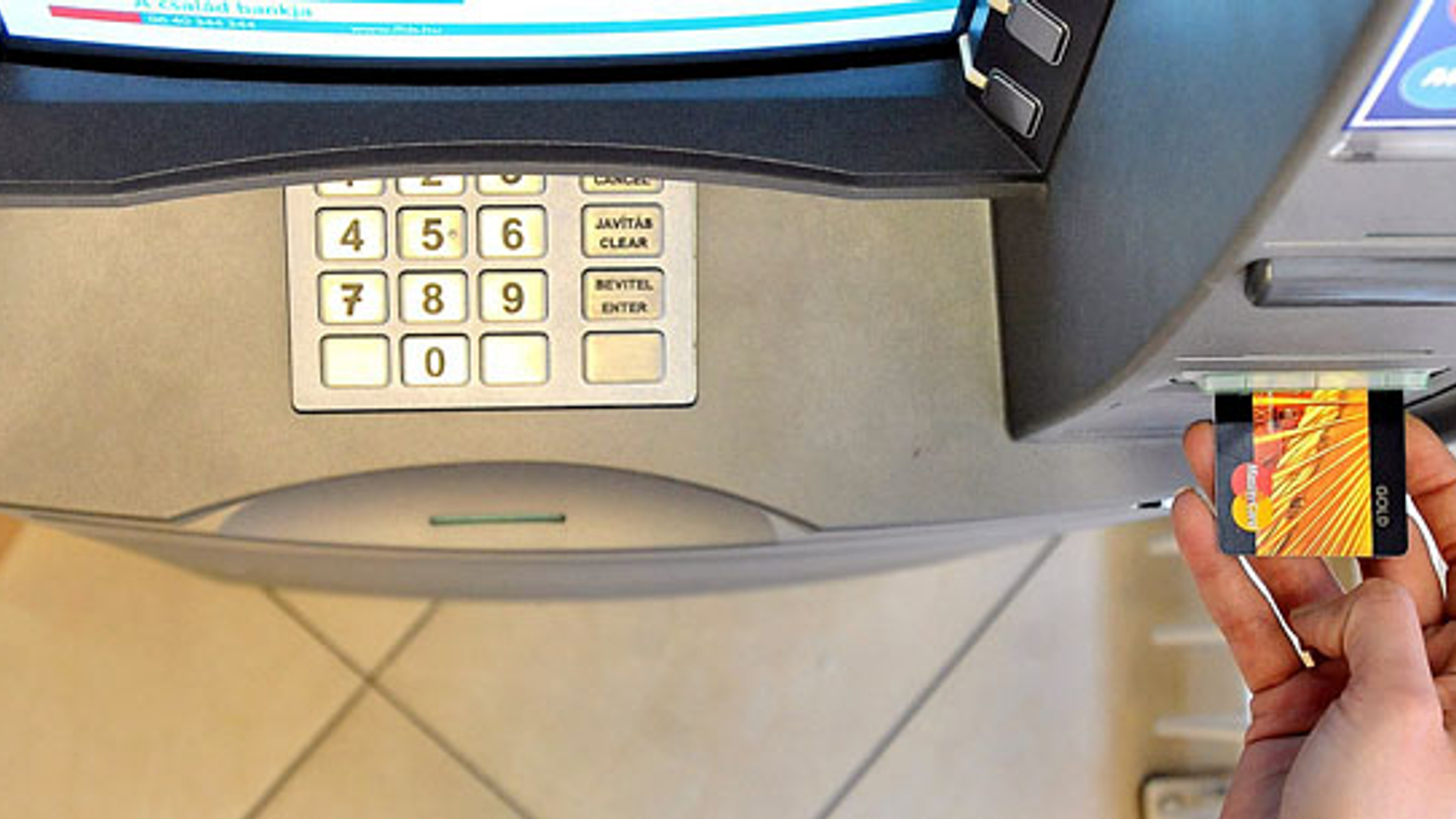 ATM, ingyenes készpénzfelvétel, nemzeti bank, bank adó, Egy ügyfél bankkártáyát tesz be egy pénzkiadó automatába (ATM) az FHB Bank XIII. kerületi Váci úti bankfiókjában.