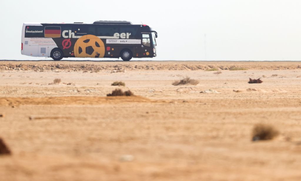 A katari labdarúgó-világbajnokság csoportkörének harmadik fordulójában búcsúzó német válogatottat szállító autóbusz indul ar-Ruvaiszból 