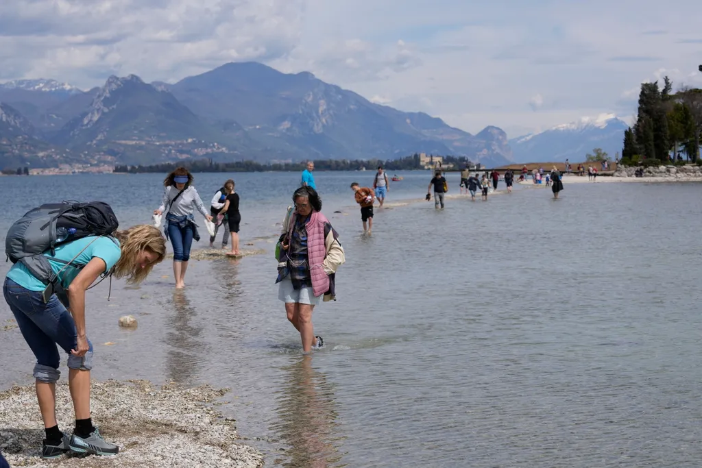 Manerba del Garda, Garda-tó,San Biagio-sziget, olaszország, manerba, szárazság, vízszint csökkenés,  2023. 04. 14. 