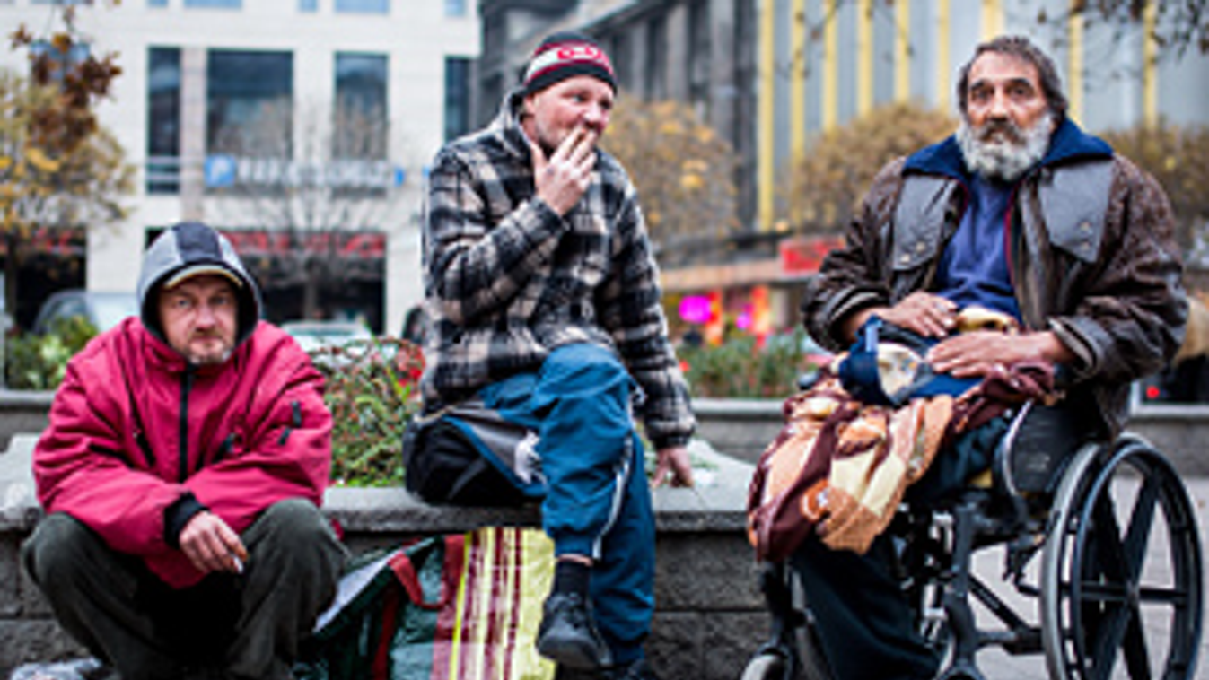 Hajléktalanok, újra alhatnak a csövesek az utcán az Alkotmánybíróság döntése alapján, Zsolt, Péter és Sándor