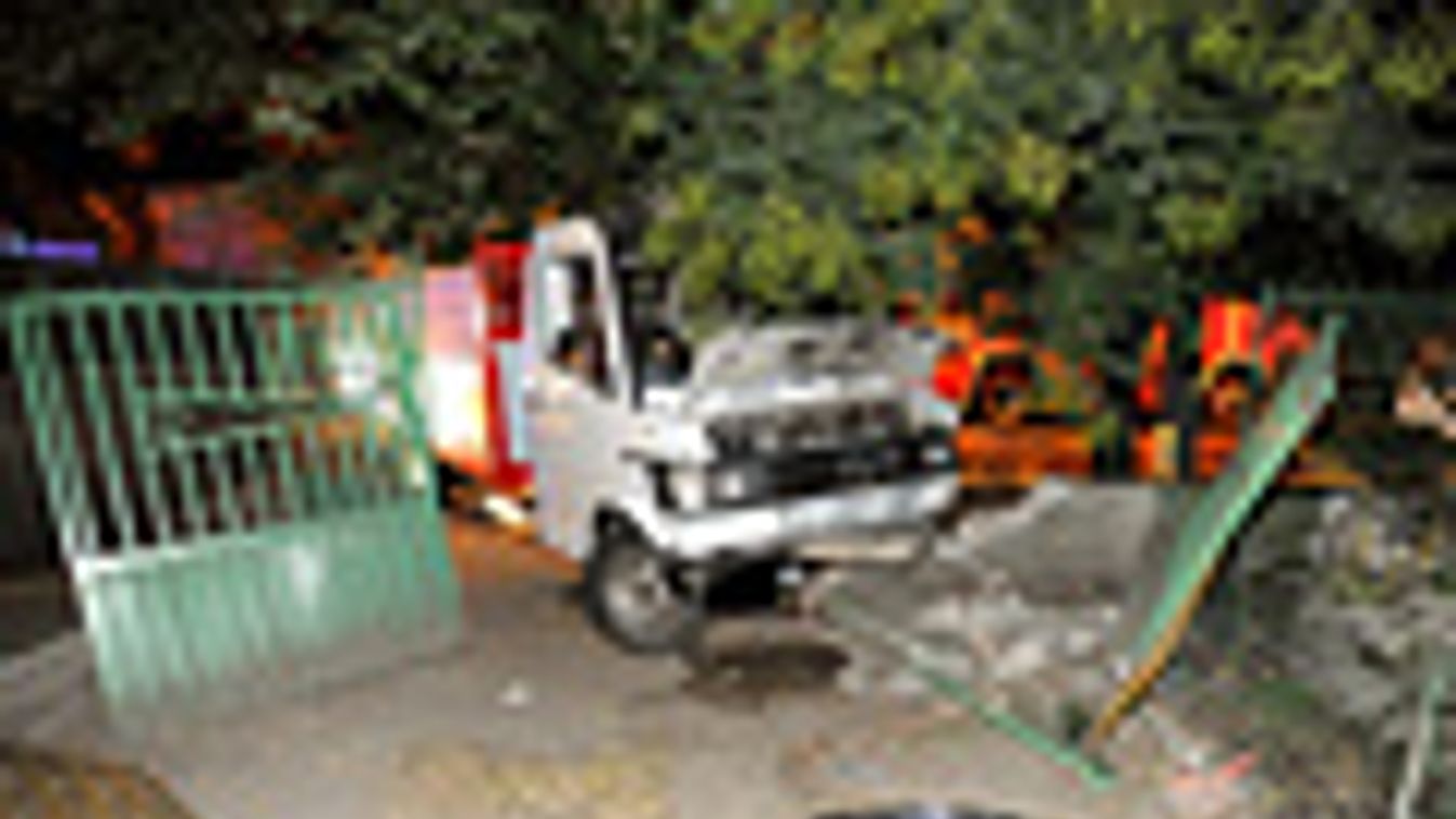 baleset, kerítés, kisteherautó. Megrongálódott kisteherautó áll egy ház kertjében a főváros XX. kerületében, a Mártírok útján, miután a járművet a kerítésnek tolta egy hátulról belerohanó személyautó.