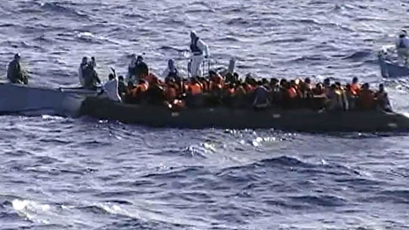 menekültek az olaszországi Lampedusa partjainál