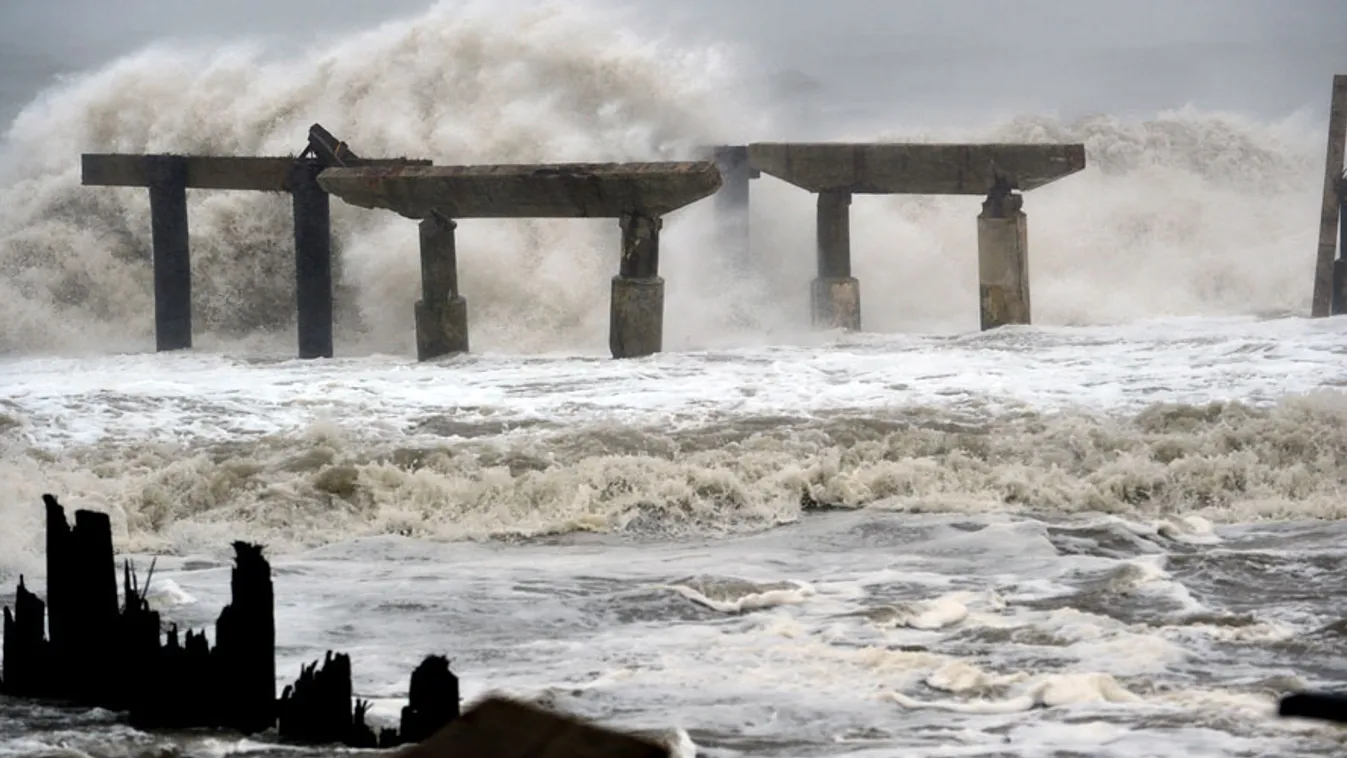 A Sandy-hurrikán által keltett hullámok csapódnak egy korábban megrongálódott mólónak Atlantic City-ben, 2012. október 29-én