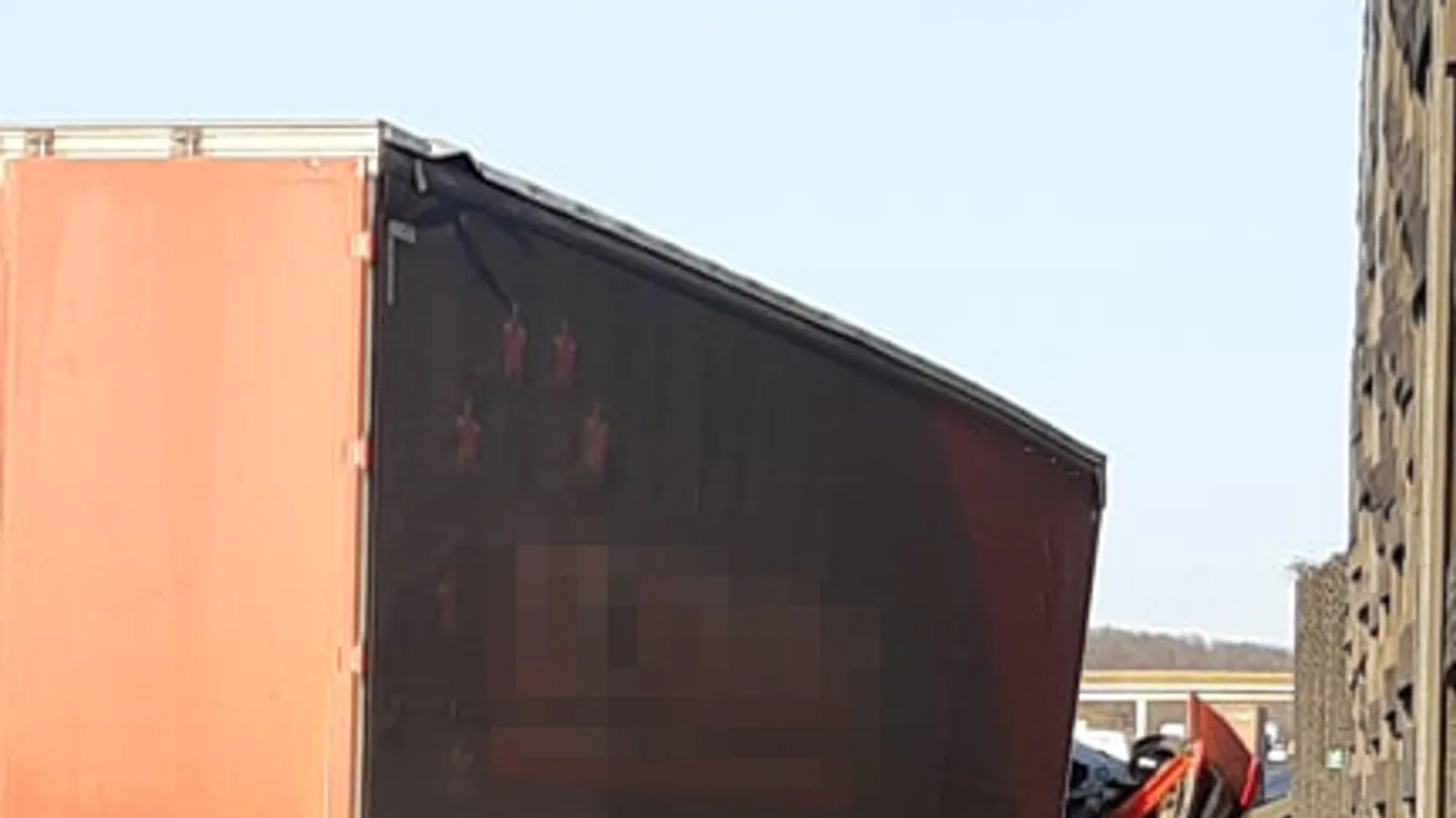 teherautó baleset karambol zajvédő fal korlát 
