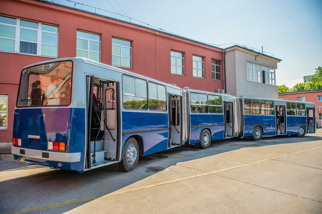 BKV Zrt., duplacsuklós Ikarus 293 replika, busz, autóbusz, kelenföldi buszgarázs, 