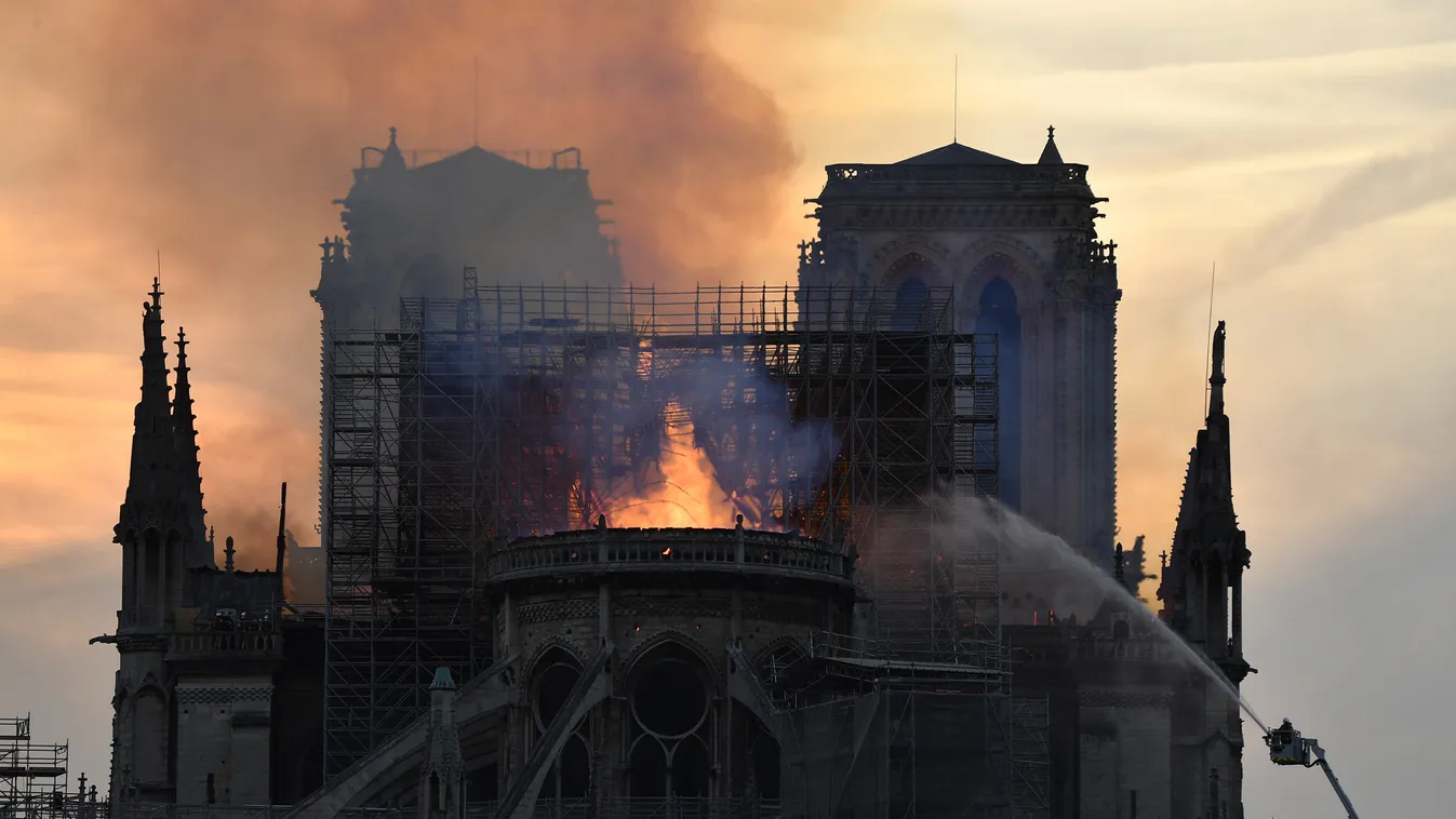 A kigyulladt Notre Dame leégett 