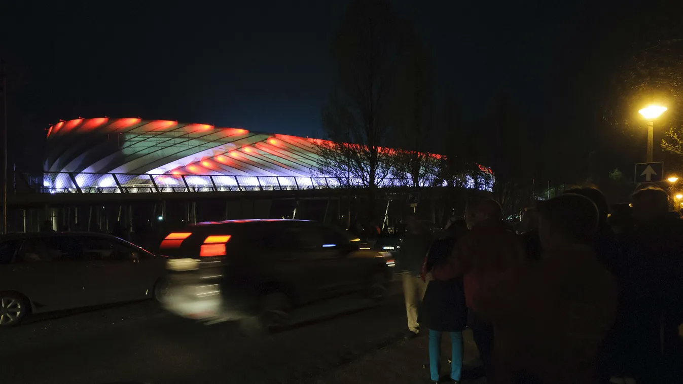 Az új Nagyerdei Stadion díszkivilágítását tesztelték Debrecenben 