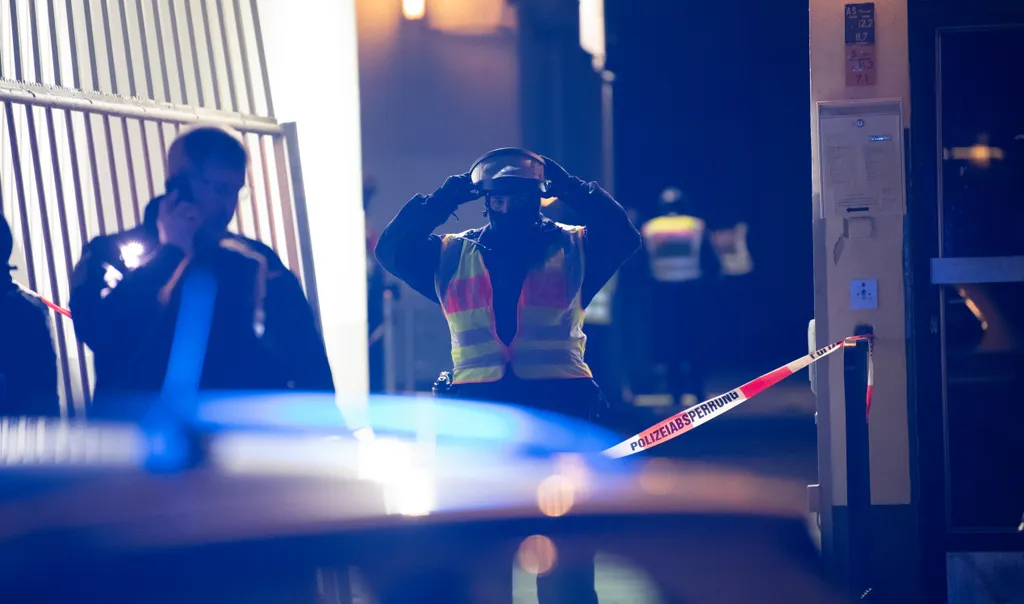Lövöldözést jelentettek Berlinből, Berlin, Kreuzberg  lövés, lövöldözés, sebesült
Shooting in Kreuzberg Crime, Law and Justice police CRIME SHOOTING Blue Light Fire department VIOLENCE Tagged 