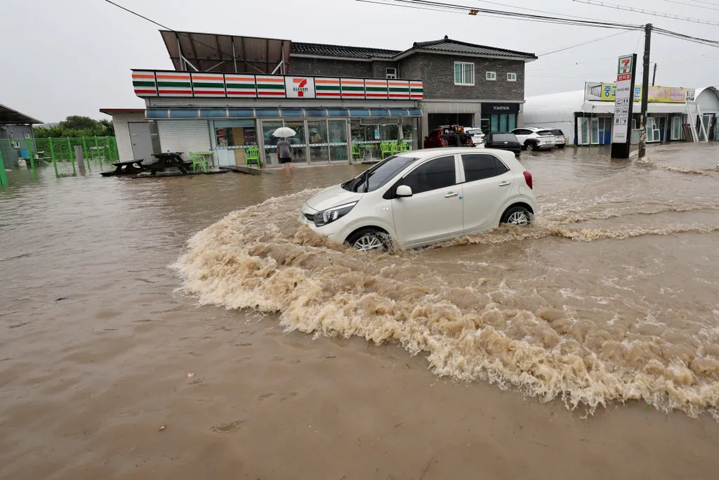 Már több mint harminc halálos áldozata van a heves esőzéseknek Dél-Koreában, galéria, 2023 