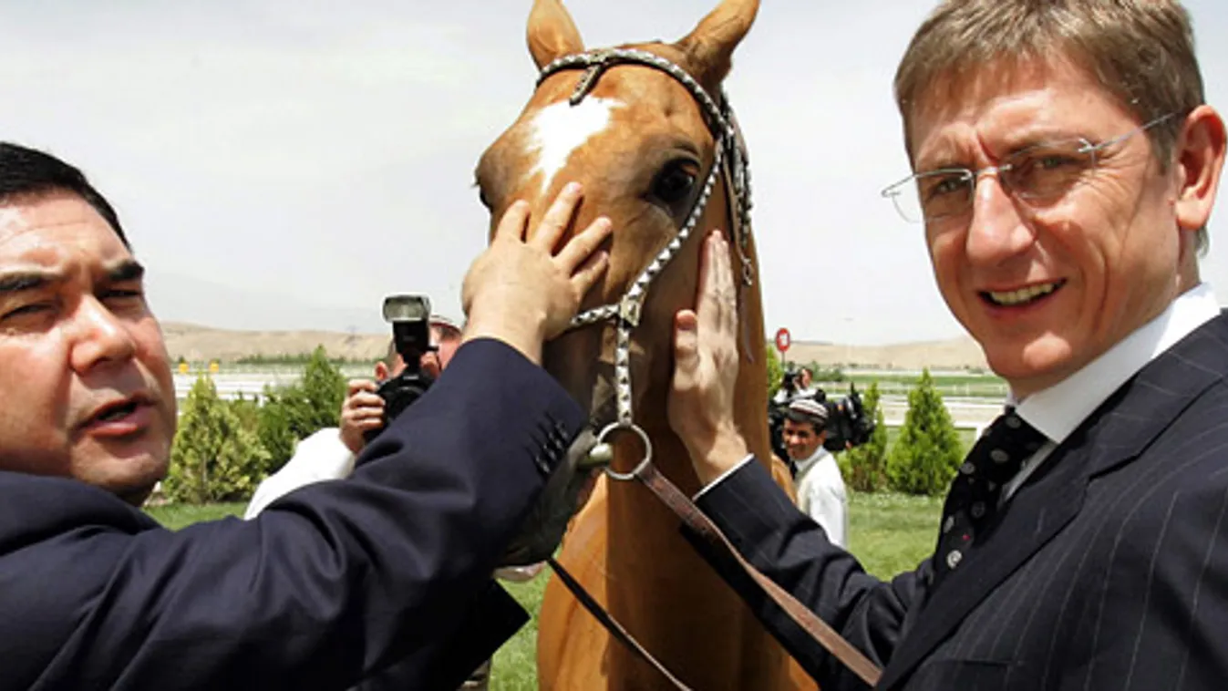 Gyurcsány Ferenc magyar kormányfőt (j) fogadja Gurbanguly Berdimuhamedow türkmén elnök. A két politikus a Nabucco gázvezetékről, a magyar energiafüggőség lazításáról tárgyalt.