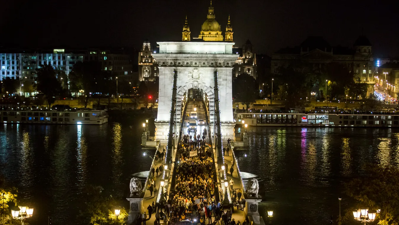 tüntetés, 2014. november 8.
A teljes politikai elit leváltását követelő, a "Világra szóló korrupció és a Jogtalanságok ellen!" címmel meghirdetett tüntetés résztvevői vonulnak a Lánchídon 2014. november 8-án.
MTI Fotó: Mohai Balázs 