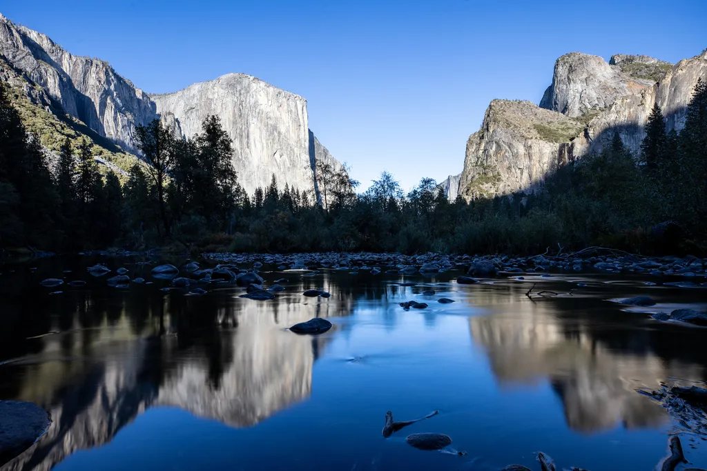 A világ egyik legnehezebben mászható, függőleges sziklafala, a kaliforniai Yosemite Nemzeti Parkban lévő El Capitan gránitmonolit, Yosemite Nemzeti Park, El Capitan 