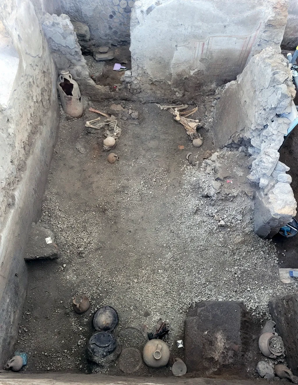 Pompeji, ásatás, régészet, Olaszország
A Pompeji Régészeti Park által 2023. május 16-án közreadott kép két feltehetőleg férfi csontvázról, amelyeket a közelmúltban találtak meg az oldalukon fekve a pompeji Casti Amanti épületegyüttes leomlott fala alatt. 
