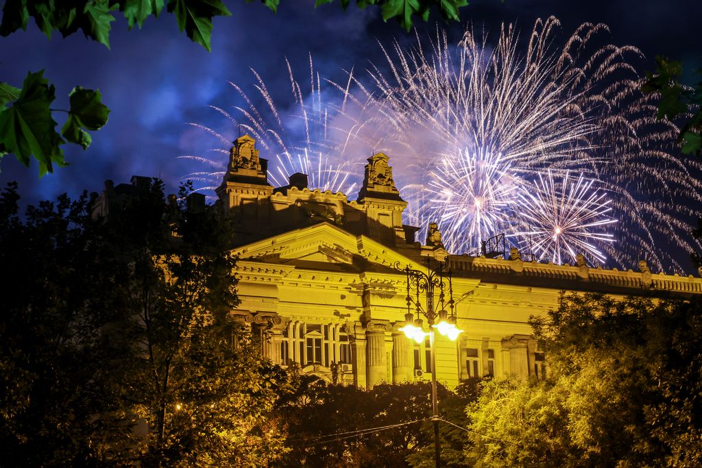 Tűzijáték a Duna felett Budapesten az államalapítás ünnepén, Szent István napján 2021. augusztus 20-án. 