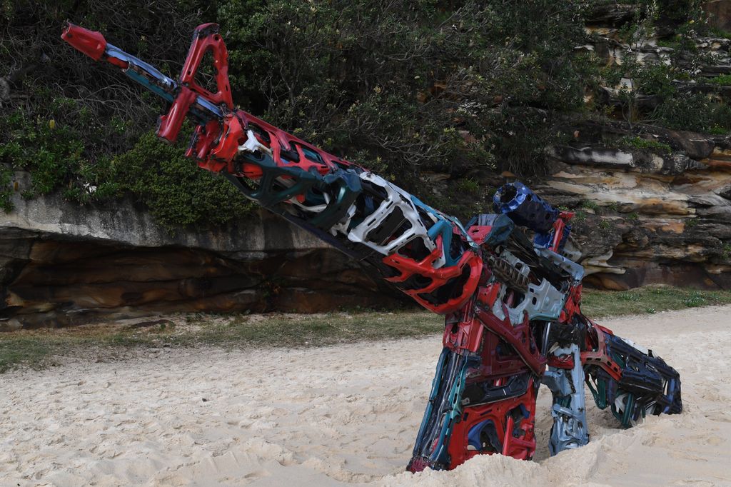 Szobrok a tenger mellett című szabadtéri szoborkiállítás Sydney Bondi Beach partszakaszán 