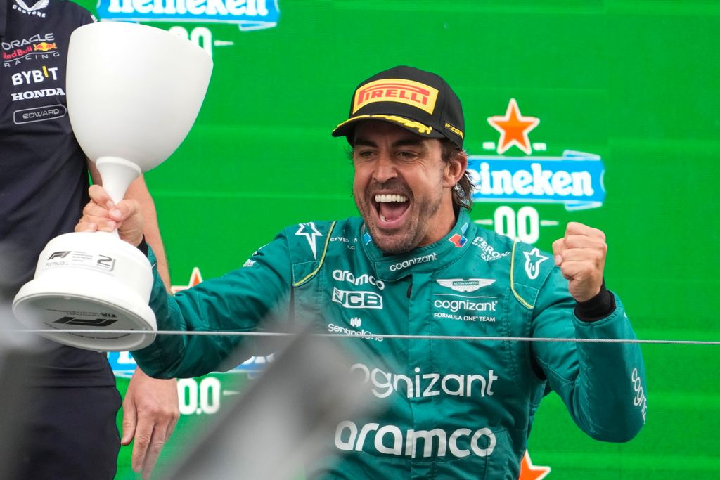 ALONSO, Fernando Zandvoort, 2023. augusztus 27.
A második helyezett Fernando Alonso, az Aston Martin spanyol versenyzője ünnepel a pódiumon a Forma-1-es autós gyorsasági világbajnokság Holland Nagydíja után a zandvoorti pályán 2023. augusztus 27-én.
MTI/A