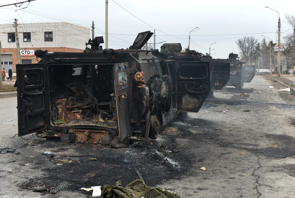 Orosz-ukrán háború, ukrán konfliktus, harc, Ukrajna, Kharkiv, Harkiv, gyalogsági szállítójárművek, kilőtt katonai járművek 