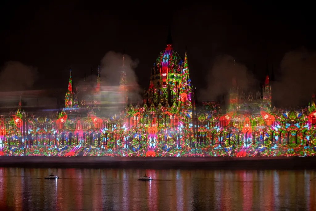 Tűzijáték, Budapest, 2022.08.27., tömeg, „Tűz és fények játéka" című műsor, fényfestés, drónshow, 4 rész 