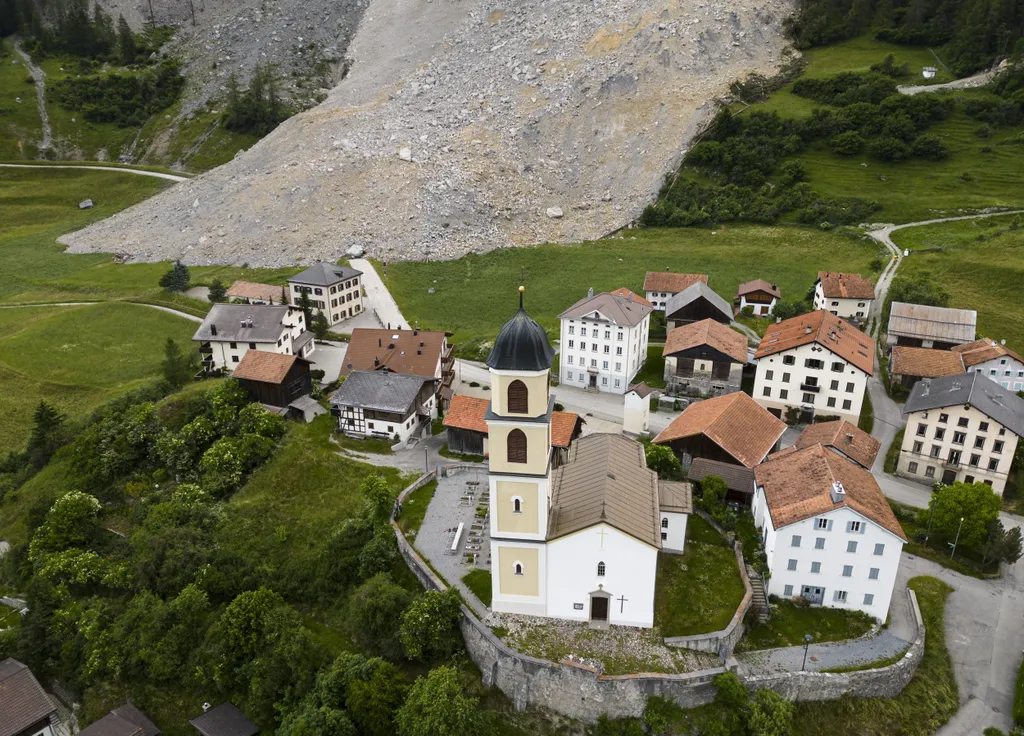 Sziklaomlás fenyegette svájci falu, Brienz, galéria, 2023 