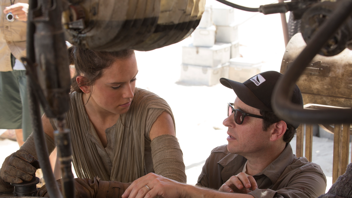 Daisy Ridley és J.J. Abrams rendező a Star Wars: Az ébredő Erő forgatásán 