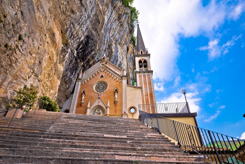 A Madonna della Corona, kegyhely, szentély, zarándokhely, keresztény, vallás, Olaszország, szikla, hegy 