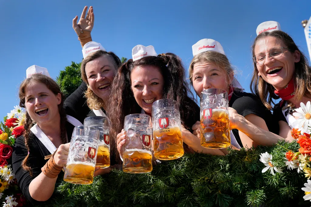 sörünnep Oktobefest sör alkohol München vendégek, miután megnyílt az őszi müncheni sörfesztivál, a 188. Oktoberfest 2023. szeptember 16-án. Az október 3-ig tartó Oktoberfest a világ legnagyobb sörünnepe.
MTI/AP/Matthias Schrader 