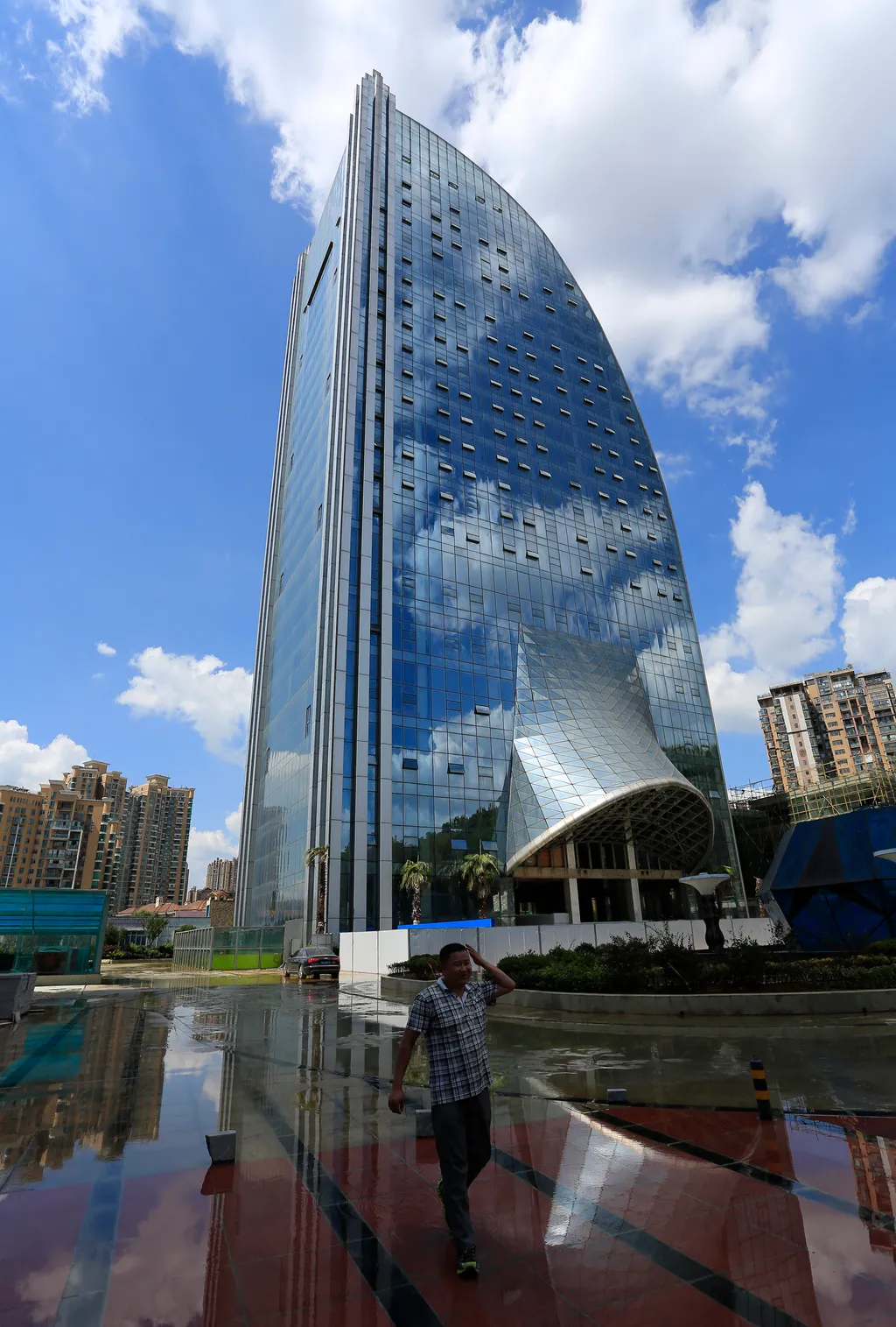 An artificial waterfall building was spotted in Guiyang China Chinese Guizhou Guiyang artificial waterfall office building Vertical mesterséges vízesés felhőkarcoló Kína 