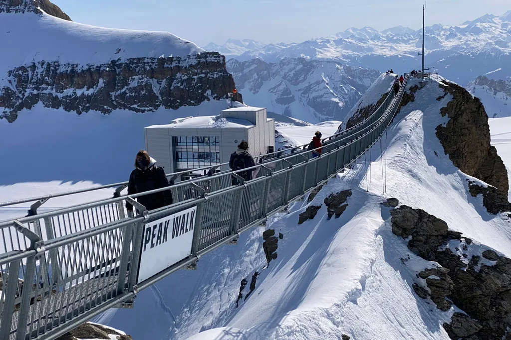 2900 méteres magasságban kelhet át a svájci Alpok két csúcsa között ezen a 100 méteres függőhídon, galéria, 2023 