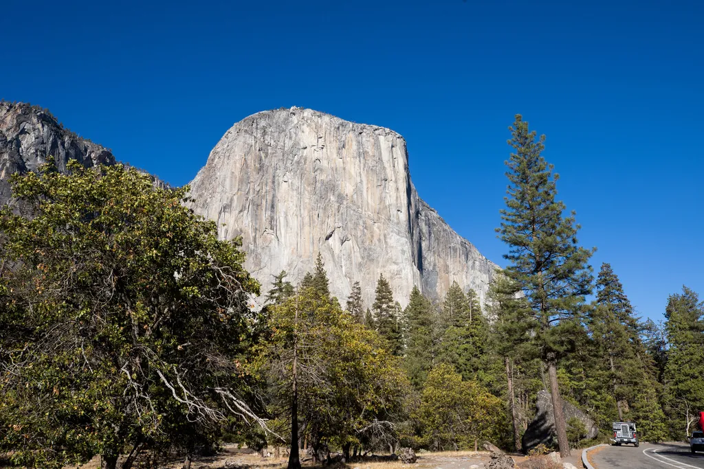 A világ egyik legnehezebben mászható, függőleges sziklafala, a kaliforniai Yosemite Nemzeti Parkban lévő El Capitan gránitmonolit, Yosemite Nemzeti Park, El Capitan 