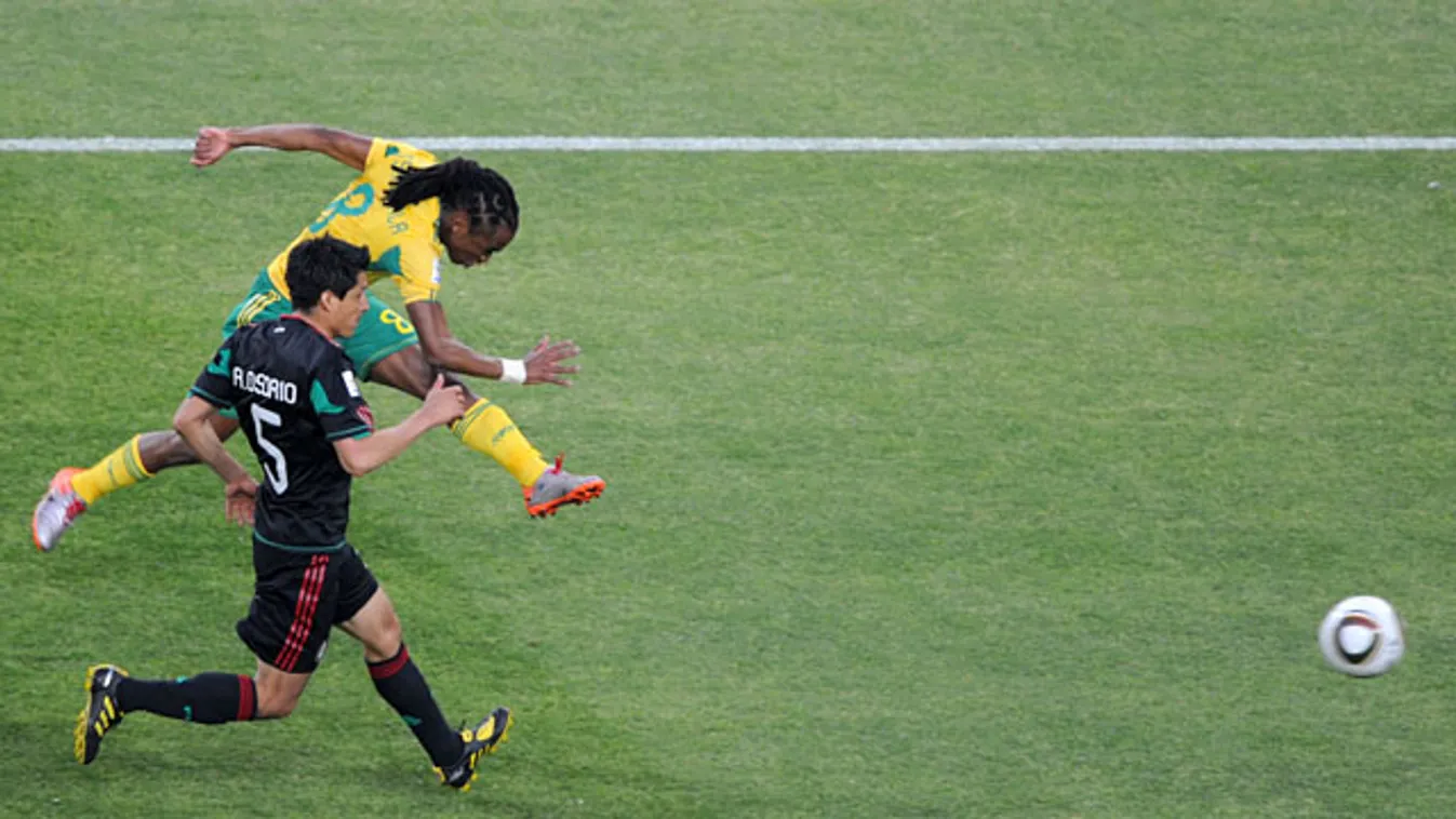 foci-vb, Dél-Afrika-Mexikó, Siphiwe Tshabalala lövi a gólt, Ricardo Osorio 