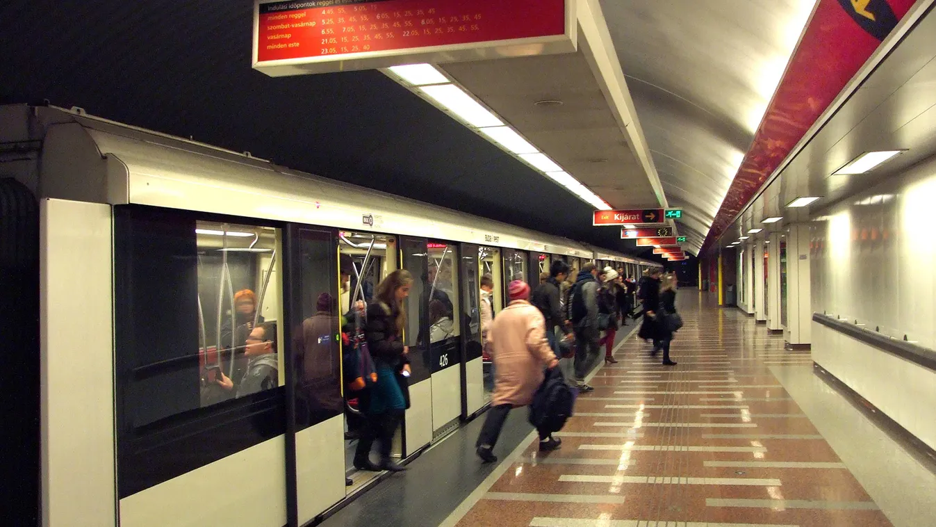 Alstom-metrószerelvény BKK-BKV 2-es metró épület belső FOTÓ FOTÓTÉMA KÖZLEKEDÉSI ESZKÖZ KÖZLEKEDÉSI LÉTESÍTMÉNY mélyállomás metró metróállomás Széll Kálmán tér SZEMÉLY utas 