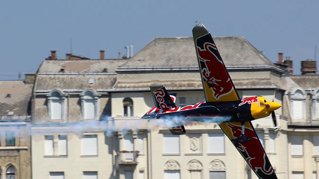 Besenyei Péter Szorította az új repülőgép a sztárpilótát a Red Bull Air Race műrepülő-világbajnoki sorozat budapesti versenyén 