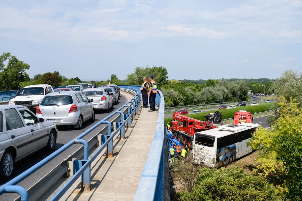 busz, baleset, M7, autópálya, sérült, halott, Felborult egy busz az M7-esen, nyolc ember meghalt, autóbusz az M7-es autópálya Szabadbattyán A buszon Horvátországban nyaraló magyar turisták utaztak. 