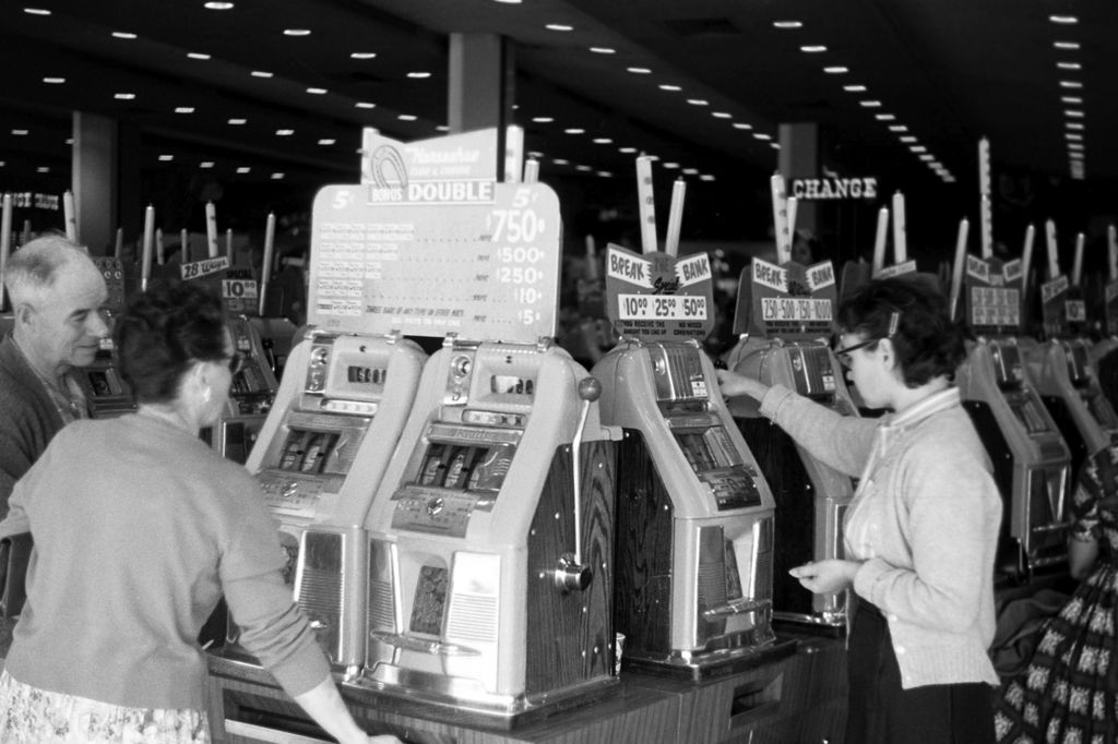 Las Vegas története  Las Vegas 1960s fremont street fse gambling hall geld glitter gulch man money neon light united states of america Visiting Las Vegas, 1962 