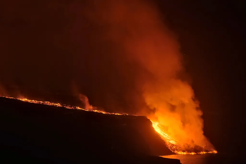 Cumbre Vieja vulkán, vulkánkitörés, Kanári-szigetek, Spanyolország, La Palma, láva 