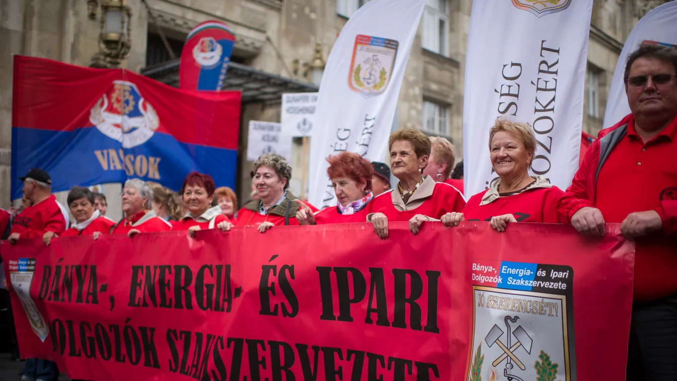 szakszervezet tüntetés vdsz budapest nyugdíj nyugdíjasok 