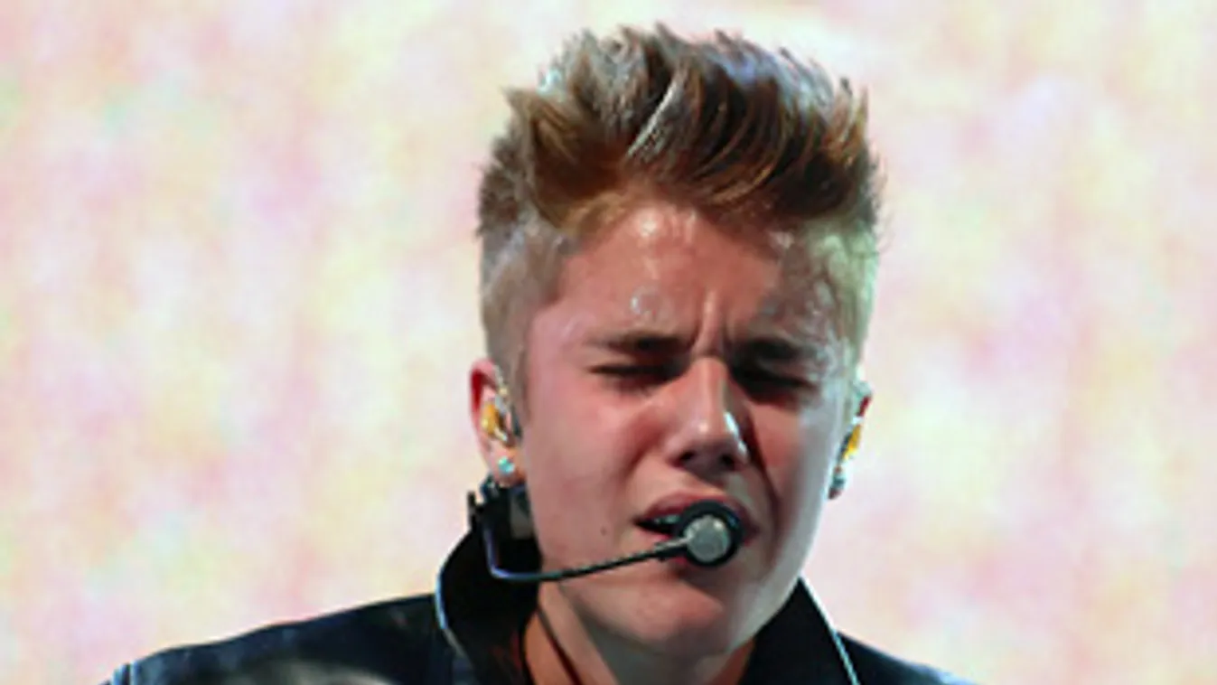 légy képben, A színpadon hányta el magát Justin Bieber